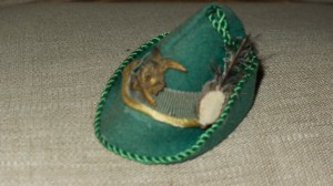 Cappello alpino col lunga penna nera